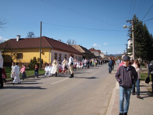 Pohľad na&nbsp;celý sprievod prechádzajúci Štefánikovou ulicou.