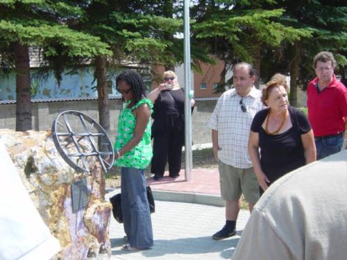 Stretnutie účastníkov pri pamätníku Holokaustu Rómov v&nbsp;Lutile