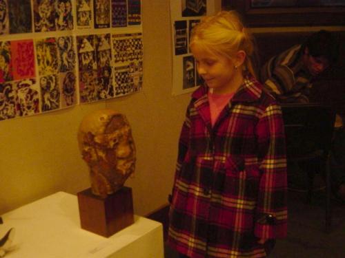 Malá školáčka sa zoznamuje s&nbsp;umeleckým dielom - keramika hlava chlapa