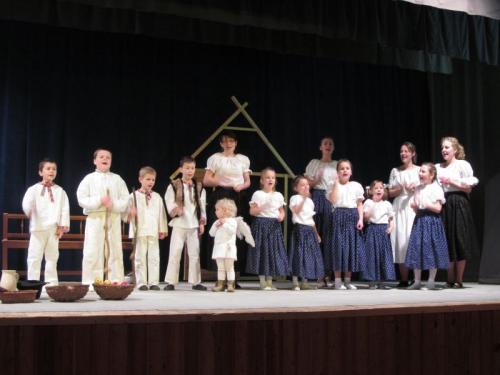 Na záver deti z&nbsp;DFS Bukovinka aj so svojimi učiteľkami zaspievali vianočnú koledu Ježiškovi. Spev doplnili rytmickým vyklepávaním netradičnými nástrojmi (paličky, kamienky, hrkalky)