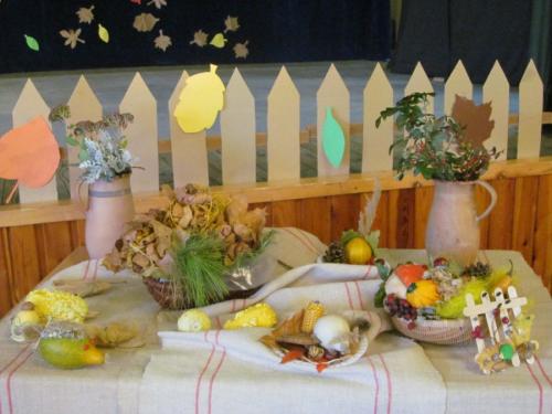 Jesenná výzdoba v&nbsp;kultúrnom dome - stôl upravený z&nbsp;jesenných kvetov a&nbsp;plodov