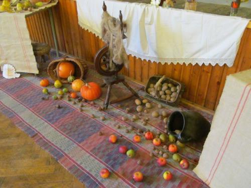 Jesenná výzdoba pod&nbsp;javiskom - z&nbsp;materiálu ktorý priniesli deti a&nbsp;členky OZ Lutilienka