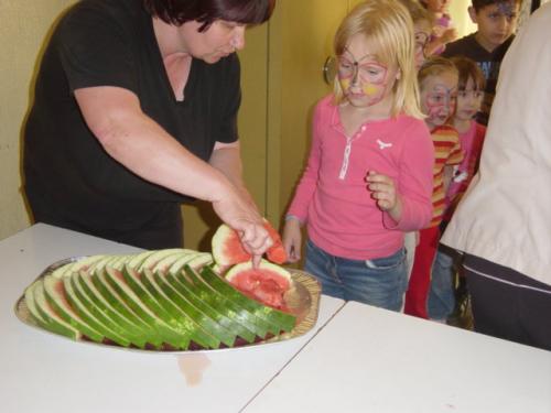 Tety deťom rozkrájali veľký červený melón, ktorý im vynikajúco chutil.