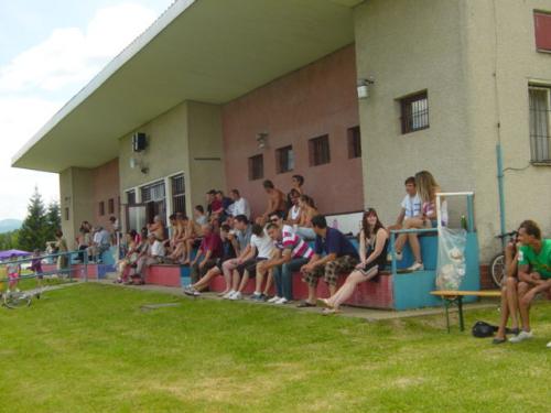 Pohľad na&nbsp;hlavnú tribúnu futbalového štadióna v&nbsp;Lutile, kde sa v&nbsp;tieni pozerali na&nbsp;jednotlivé zápasy priaznivci futbalu