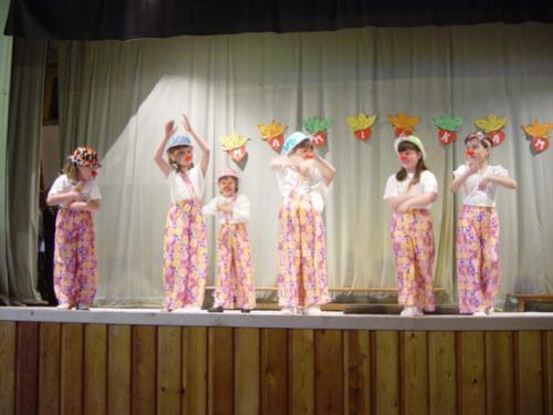 Deti ZŠaMŠ Lutila - vystúpenie ku Dňu matiek 2006
