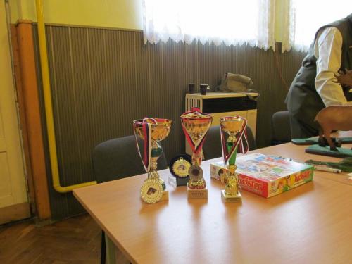 Víťazné poháre, ktoré získali poľovnícky psíkovia v&nbsp;rôznych súťažiach