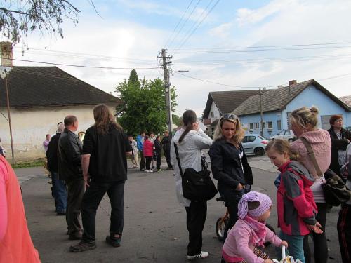Stretnutie občanov pri stavaní obecného mája pri pohostinstve Borinka