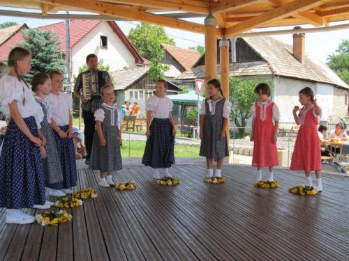 Tanečný krúžok Bukovinka pri ICM Lutila predviedol vystúpenie ktorým sa prezentovali na&nbsp;Detskom festivale vo Veľkej Lehote