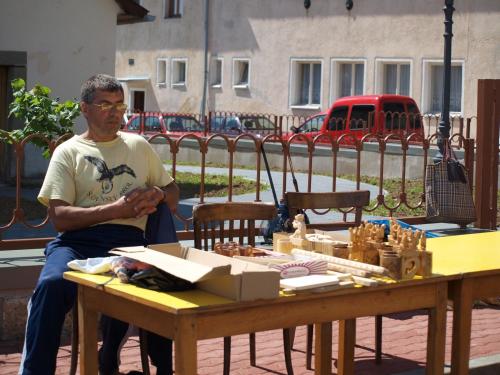 P. Štefan Faško tiež prišiel na&nbsp;jarmok so svojimi výrobkami - ozdobné drevené črpáky