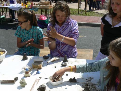 Deti pracujú s&nbsp;hlinou - vyrábajú si rôzne figuríny