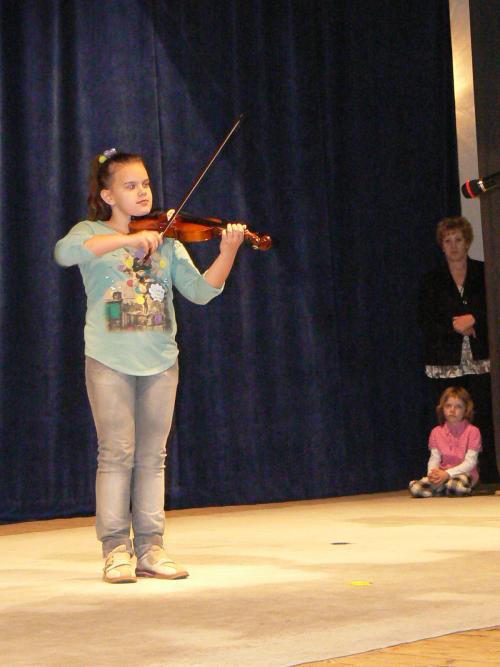 Svoj pozdrav Dominika Mokrošová vyjadrila koncertným vystúpením na&nbsp;husliach. Autor: Jana Knoppová