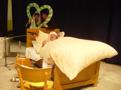 Rodičia z&nbsp;obrazu nad&nbsp;postelou hľadia ako sa mladý gazda vyvaľuje v&nbsp;posteli.Autor: OcÚ Lutila