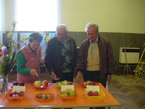 P. František Čierny s&nbsp;manželkou a&nbsp;ich známy p.&nbsp;Ján Imriš vyberajú, ktoré jabĺčka sú najkrajšie