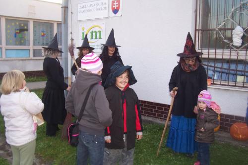 A už sa schádzajú čarodejnice aj so zamaskovanými deťmi na&nbsp;školský dvorAutor: Jana Hromádková