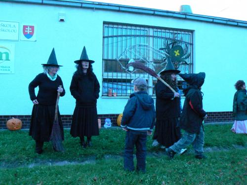 A dobré tety čarodejnice už čakajú na&nbsp;malých duchov.Autor: Janka Knoppová