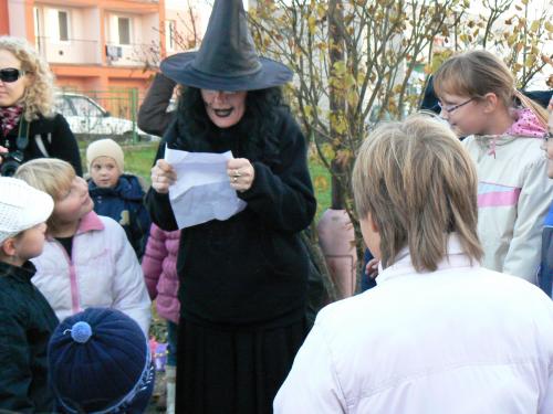 Dobrá čarodejnica Zuzka oboznamuje deti so súťažami ktoré ich čakajú, aby sa im zjavili aj ostatné víly