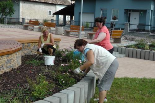 Naše dôchodkyne: Lydka Pružinová, Mária Gašparíková a&nbsp;Hela Velká sa podujali vyčistiť trávnaté plochy a&nbsp;kvetinové výhony na&nbsp;našom námestí