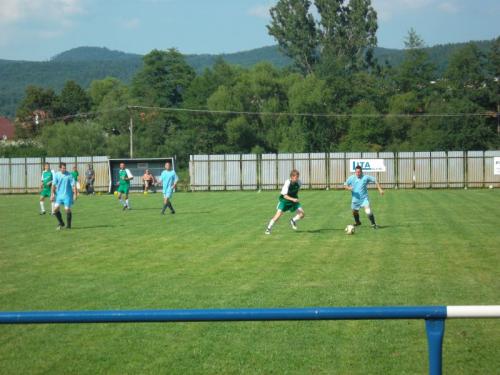 Pohľad na&nbsp;finálový záNástup hráčov OŠK Lutila (zelený) a&nbsp;Lovčice Trubín (modrý) na&nbsp;finálový zápas.pas