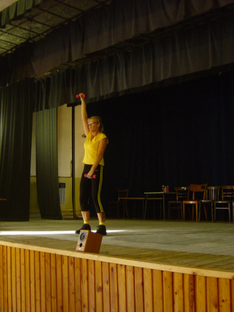 Cvičiteľka Katka Kmeťová na&nbsp;javisku pri precvičovaní.Autor: OcÚ